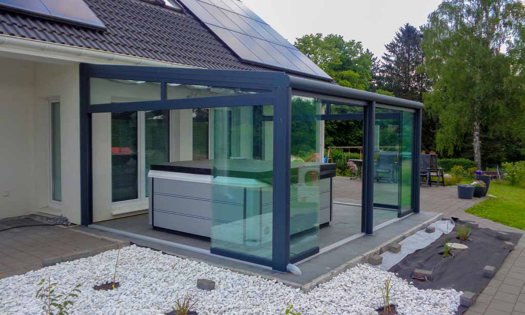 Kaltwintergarten in Anthrazit mit Whirlpool