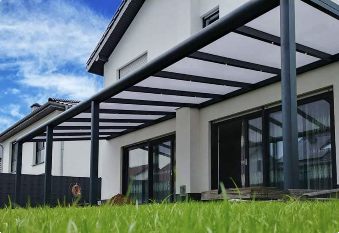 Terrassenüberdachung aus Aluminium in Anthrazit mit heller Dacheindeckung