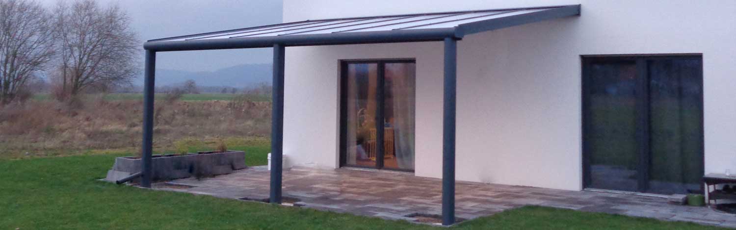 Alu Terrassenüberdachung Bayreuth, Carport Bayreuth und Aluminium Kalt-Wintergarten Bayreuth Anthrazit Weiß