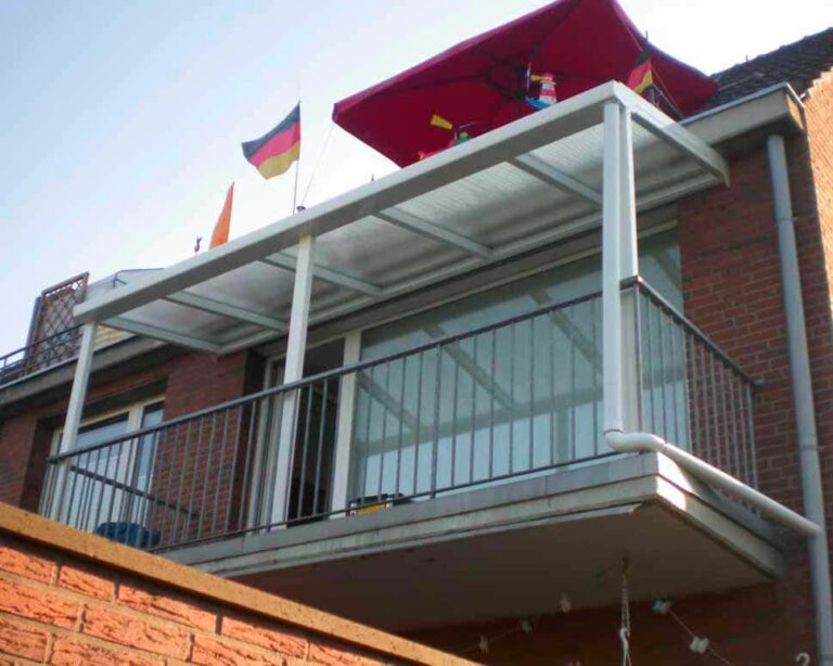 Eigentumswohnung Balkonüberdachung weiß
