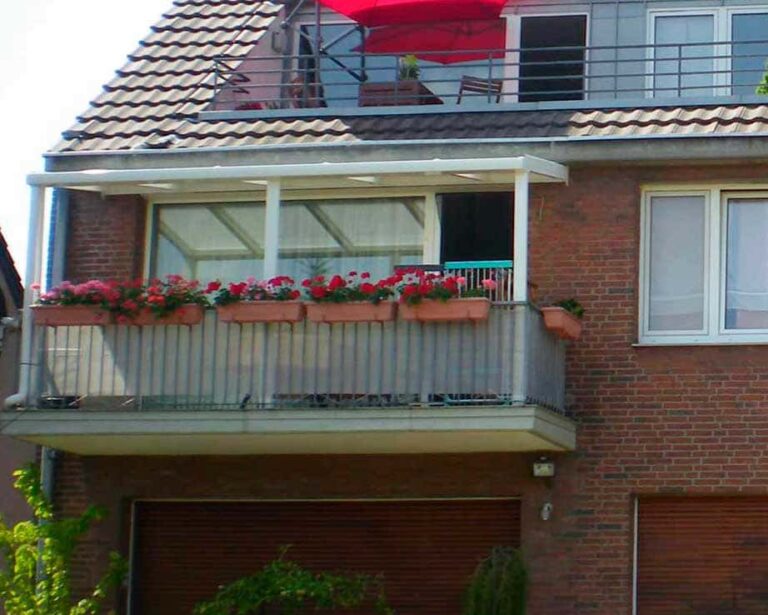 Balkonüberdachung weiß Eigentumswohnung