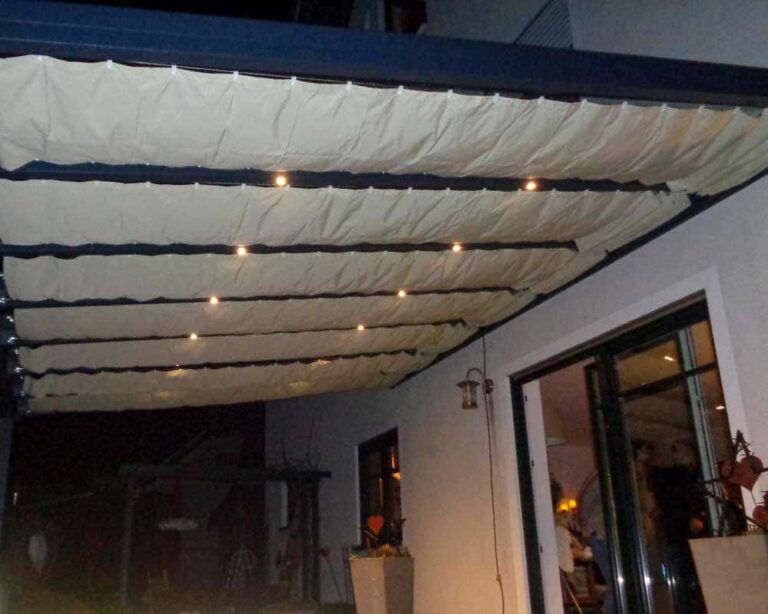 LED Beleuchtung und Sonnensegel an Terrassenüberdachung